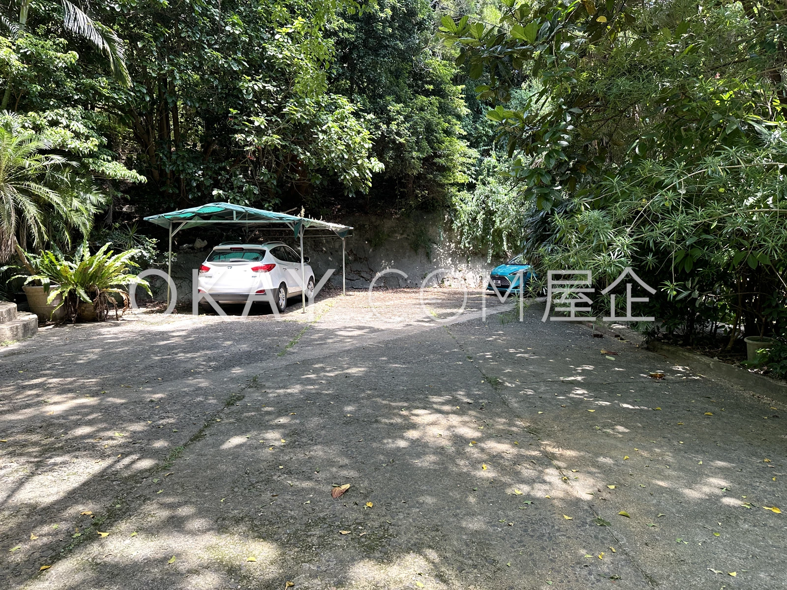 Huge garden/Drive in Car Park